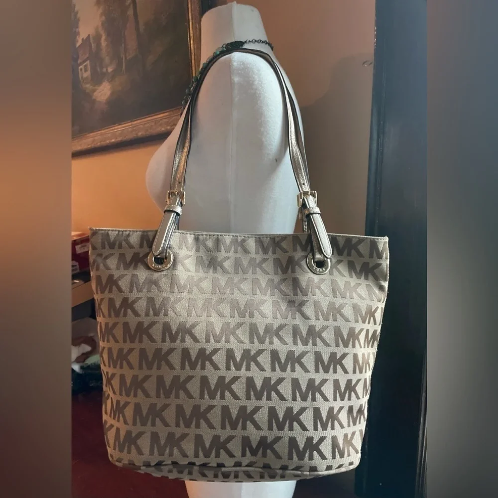 MICHAEL KORS BEIGE CAMEL GOLD SIGNATURE HANDBAG MD TOTE - Picture 1 of 16